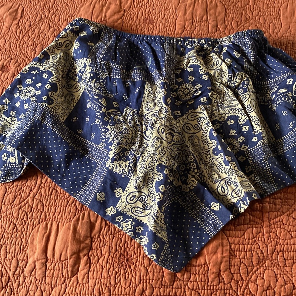 Cute strapless top. Goes with anything!!! Very versatile